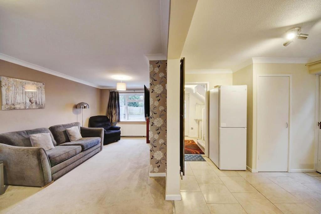 Beautiful Home Close To Town Free Netflix, Wifi Солихъл Екстериор снимка