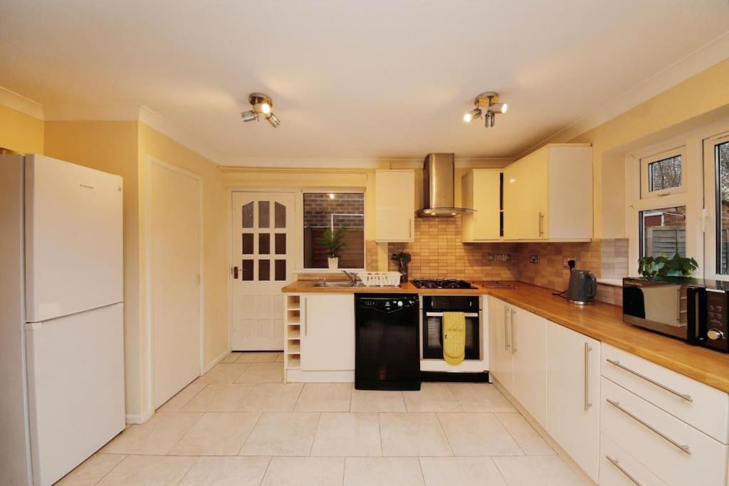 Beautiful Home Close To Town Free Netflix, Wifi Солихъл Екстериор снимка