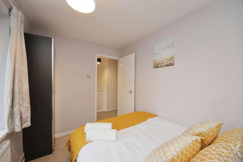 Beautiful Home Close To Town Free Netflix, Wifi Солихъл Екстериор снимка