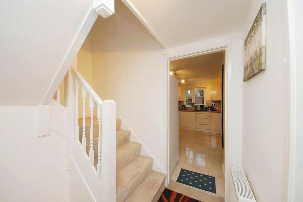Beautiful Home Close To Town Free Netflix, Wifi Солихъл Екстериор снимка