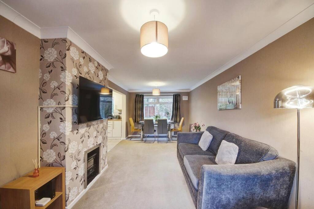 Beautiful Home Close To Town Free Netflix, Wifi Солихъл Екстериор снимка