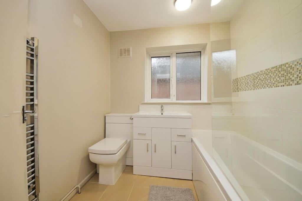Beautiful Home Close To Town Free Netflix, Wifi Солихъл Екстериор снимка