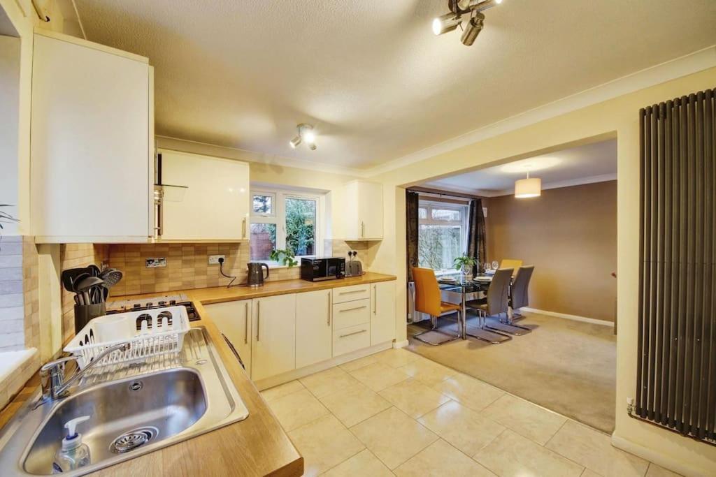 Beautiful Home Close To Town Free Netflix, Wifi Солихъл Екстериор снимка